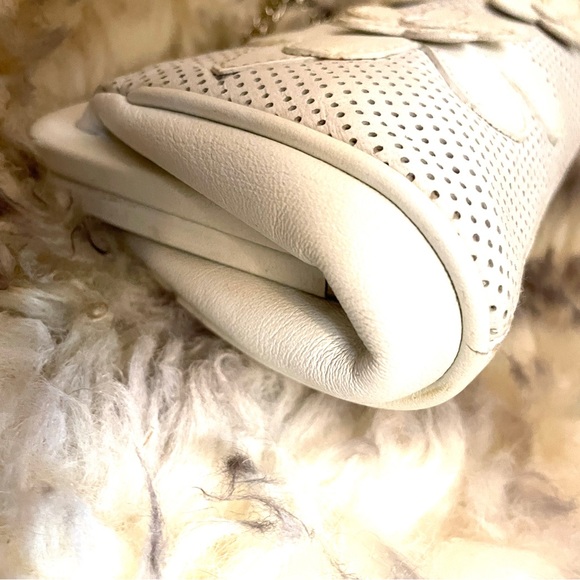 Isabella Fiore Small baby soft white clutch with 3-3D flower’s on the front 🌸 - Picture 10 of 11